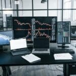 Persona analizando gráficos bursátiles antes de elegir un curso de trading.