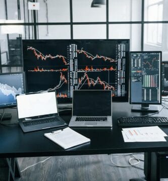 Persona analizando gráficos bursátiles antes de elegir un curso de trading.