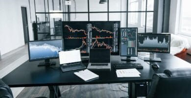 Persona analizando gráficos bursátiles antes de elegir un curso de trading.
